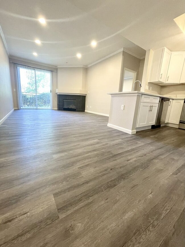 Building Photo - BEAUTIFUL RIVER FRONT CONDO IN THE "RIVER ...