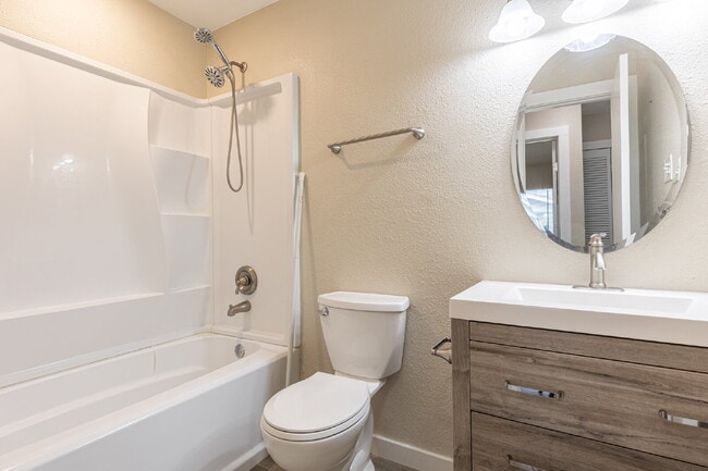 Building Photo - 1366 Bayou Dr