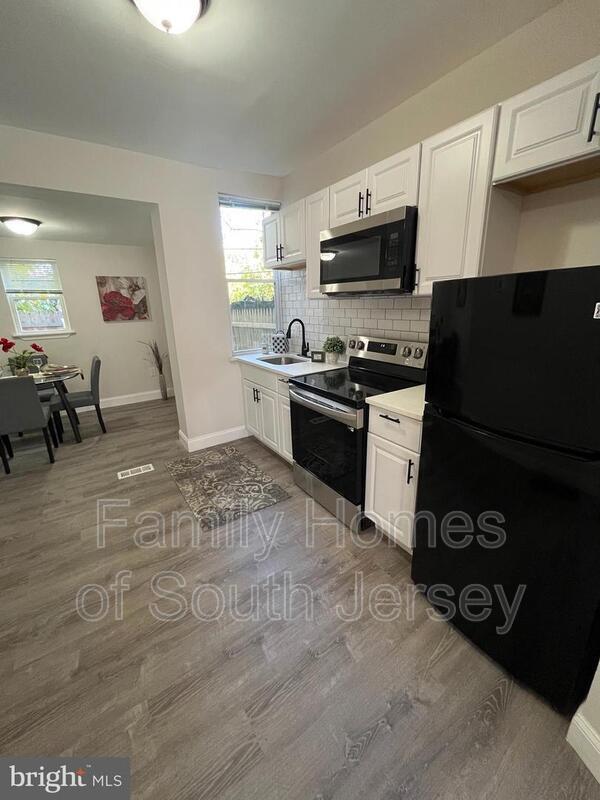 Building Photo - 3205 Latona St