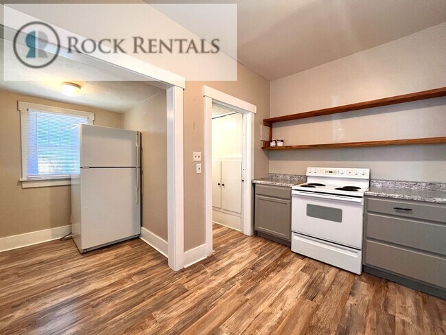 Building Photo - 2 Bed 1 Bath with Hardwood floors