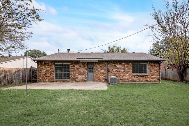 Building Photo - Charming 3-Bedroom Home with 2 Full Baths ...