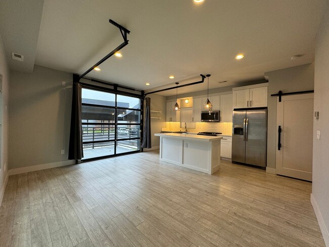 Building Photo - Modern 2 Bed, 2 Bath with Rooftop Patio!