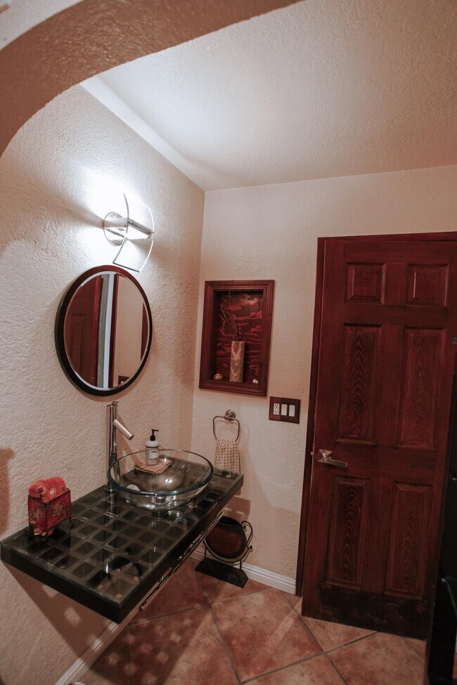 Building Photo - 1632 Siskiyou Dr