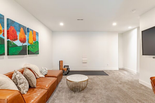 Building Photo - 2824 W Parkside Pl