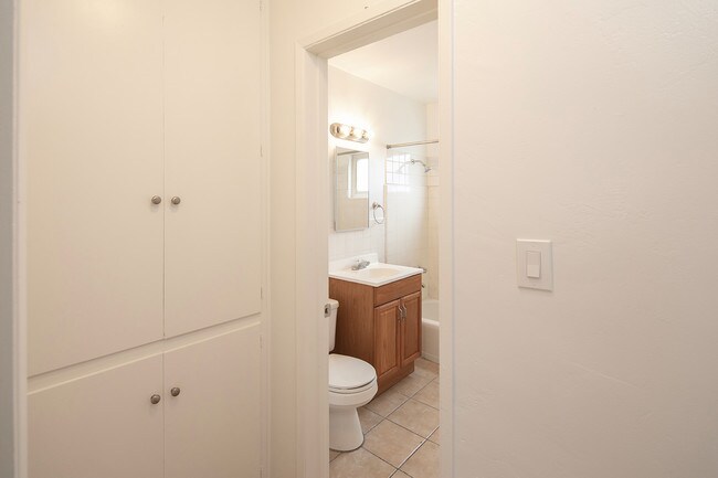 Building Photo - 1 BR with Parking and Utilities Included ~...