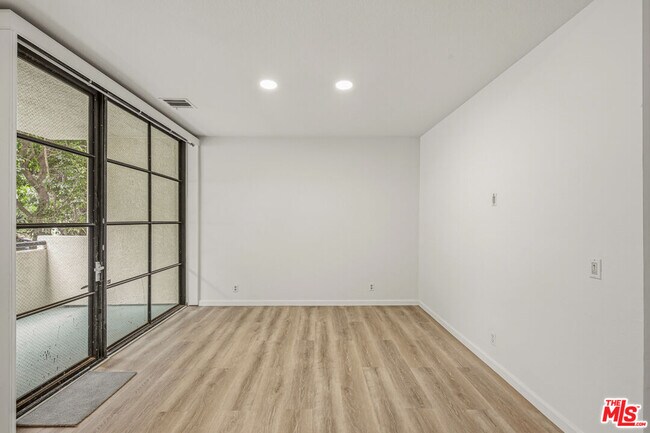 Building Photo - 11636 Montana Ave
