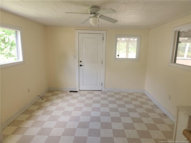 Building Photo - 227 Pinecrest Dr