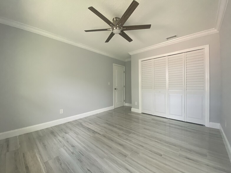 Master bedroom - 333 SE Martin Ave