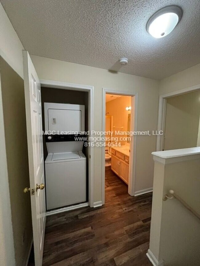 Building Photo - Charming Updated Living Near Historic Downtown Lee’s Summit!