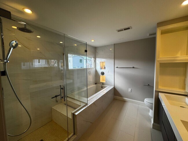 Building Photo - RENOVATED EXPANSIVE 5BD 4BA BRIGHTWOOD HOME