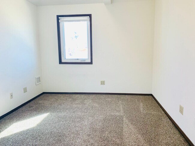 Building Photo - IS4