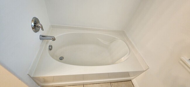 Building Photo - Beautiful 3 Bedroom Townhome in Pleasant G...