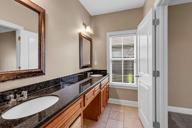 Building Photo - 13727 Foxhill Drive