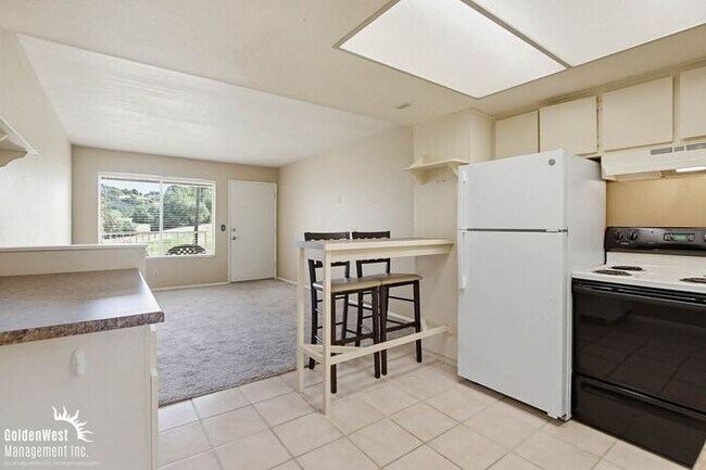 Building Photo - Charming 1Bdm 1Ba Condo with Scenic Golf Course Views at Mountain Meadow!