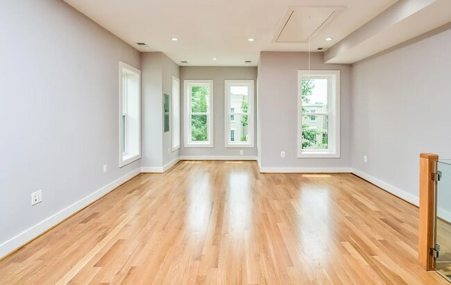 Building Photo - 824 I St NE