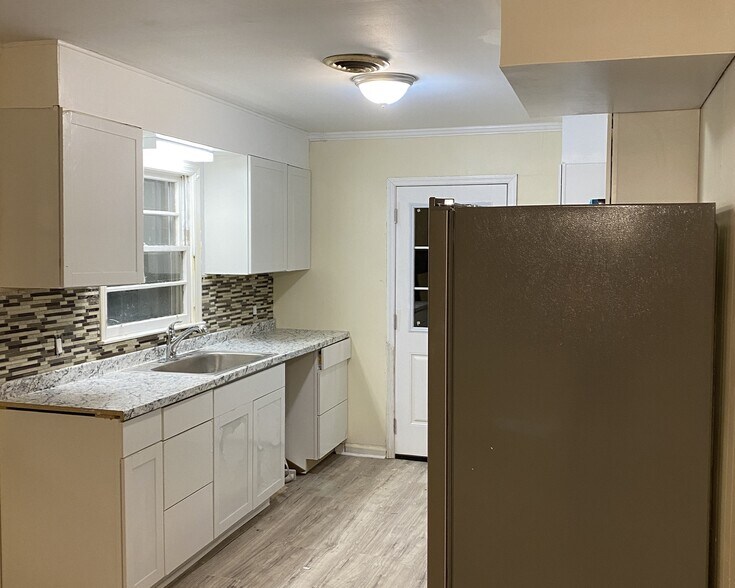 Building Photo - 374 E Monroe Ave