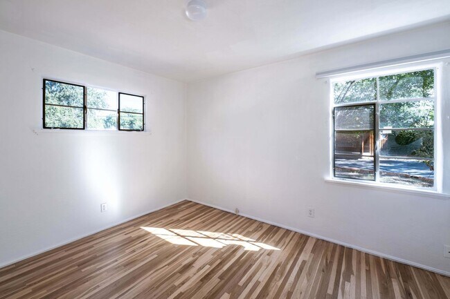 Building Photo - Charming Midtown Santa Fe Home