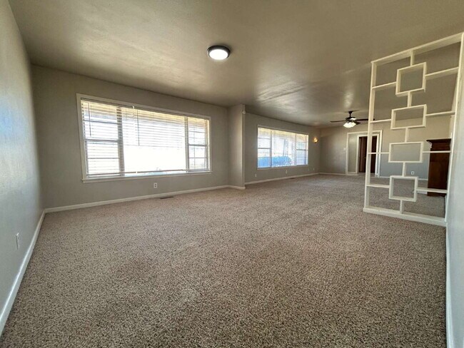 Building Photo - Beautiful Spacious 3/2 Home