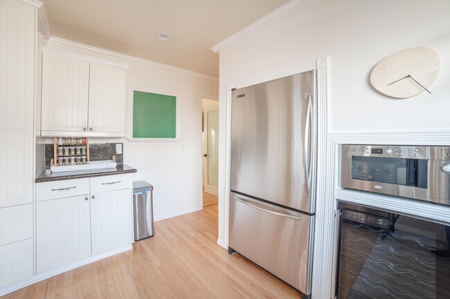 Building Photo - 204 30th St