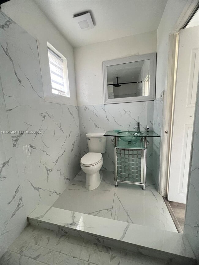 Building Photo - 1711 Thomas St