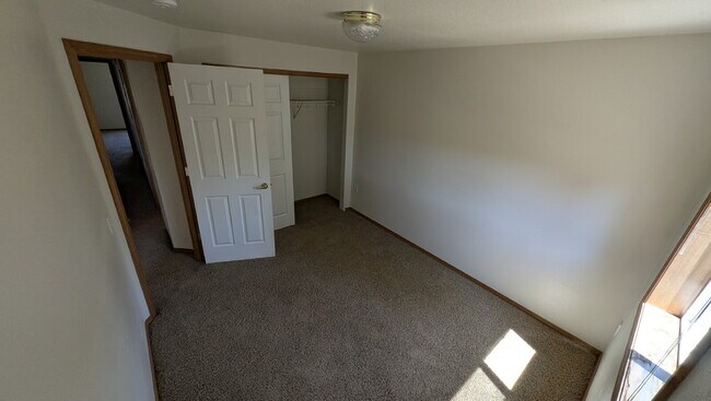 Building Photo - 4 bedroom 2.5 bath home