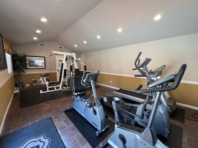 Building Photo - Cozy 1bed 1 bath with in-unit Washer and D...