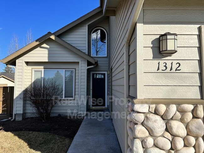 Building Photo - 1312 NE Tucson Way