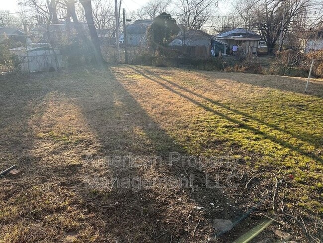 Building Photo - 1928 N Columbia Pl