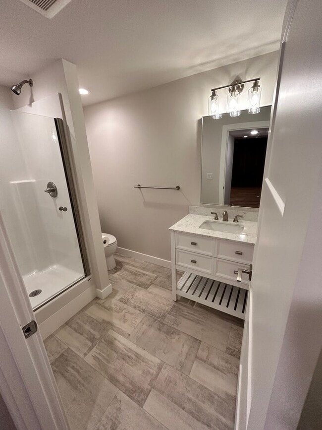 Building Photo - Rare 5-bedroom House with 1 Car Garage in ...