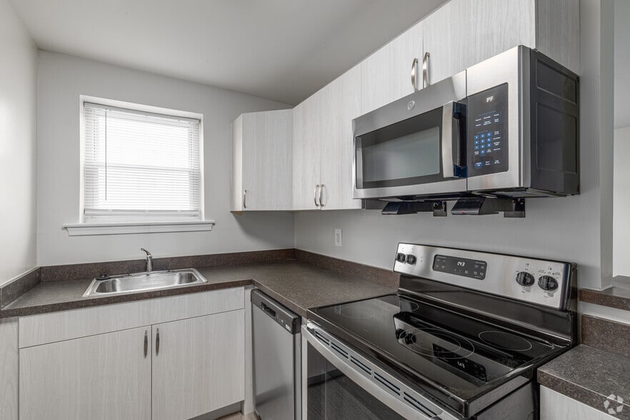 1BR, 1BA - 735SF - Kitchen - Harbor Club