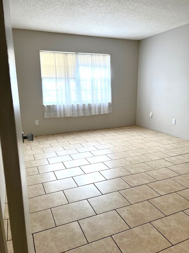 Building Photo - 55+ Community - 1BR/1BA Condo in Las Palmas