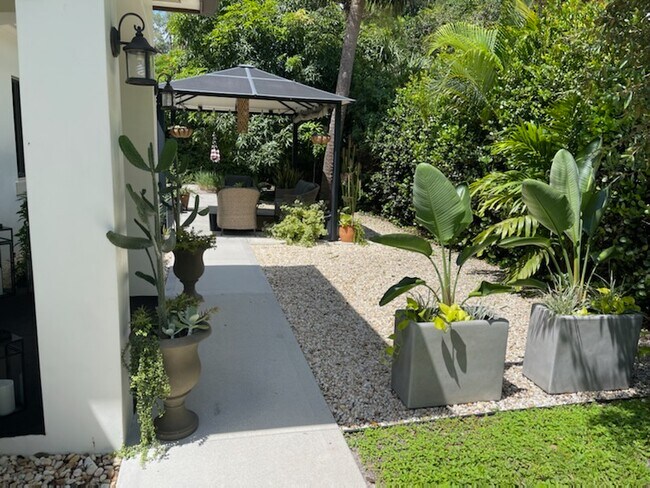 Building Photo - 4400 Vanda Dr