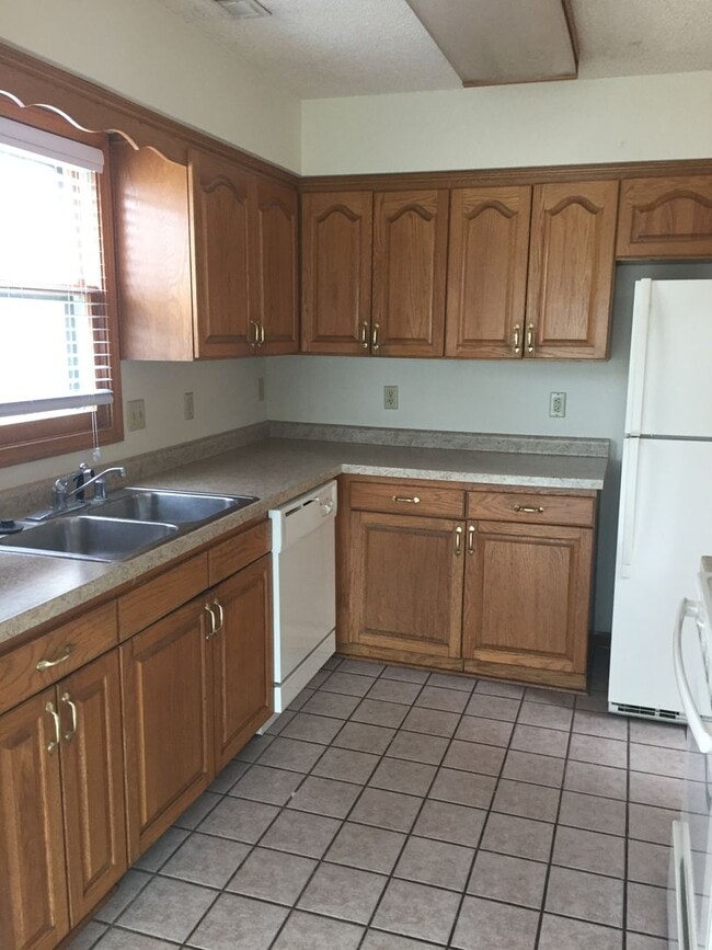 Building Photo - Perfect location 3 bed 2 bath with fenced in back yard and two car garage!