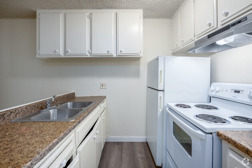 1BR, 1BA - 550SF - Kitchen - Rivergate Apartments