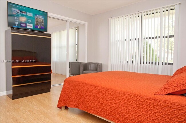 Building Photo - 722 SE Thanksgiving Ave