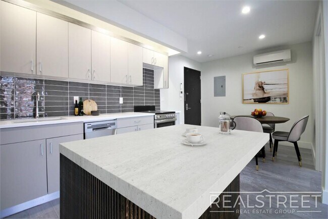 Building Photo - Stunning & Spacious NEW 2 BED in Flatbush ...