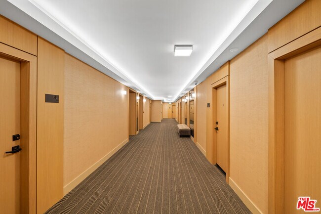 Building Photo - 999 N Doheny Dr