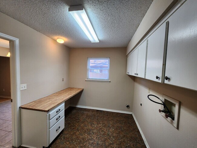 Building Photo - Nice 3/2/2 home on edge of town with easy access to highways