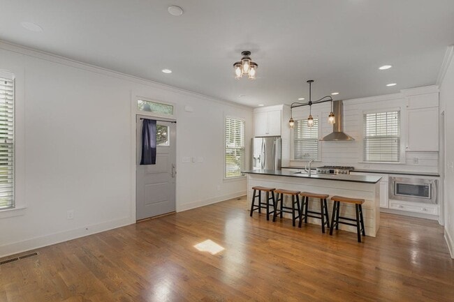 Building Photo - 5802 Maxon Ave