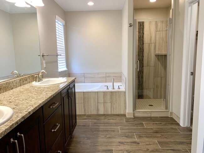 Building Photo - Spacious 3-Bedroom Townhome in Black Hawk ...