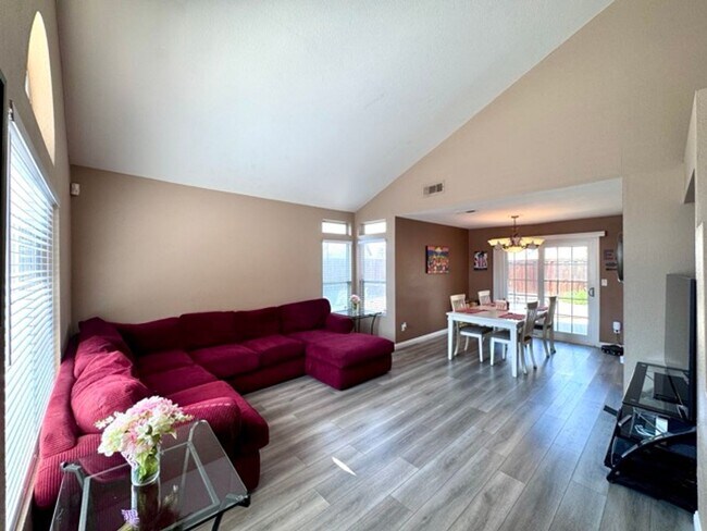 Building Photo - Beautiful 4 Bedroom Pool Home with Solar i...