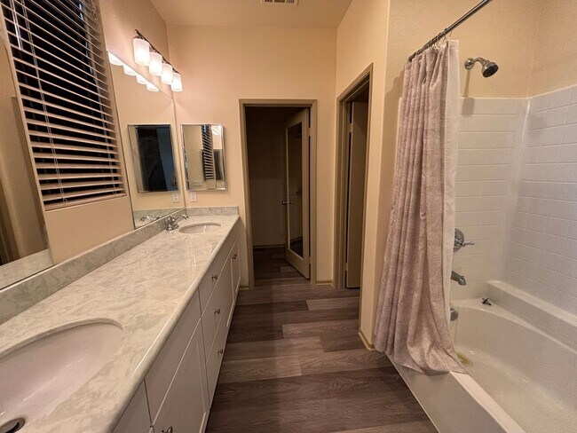 Building Photo - *** $500 Move in special if lease is signe...