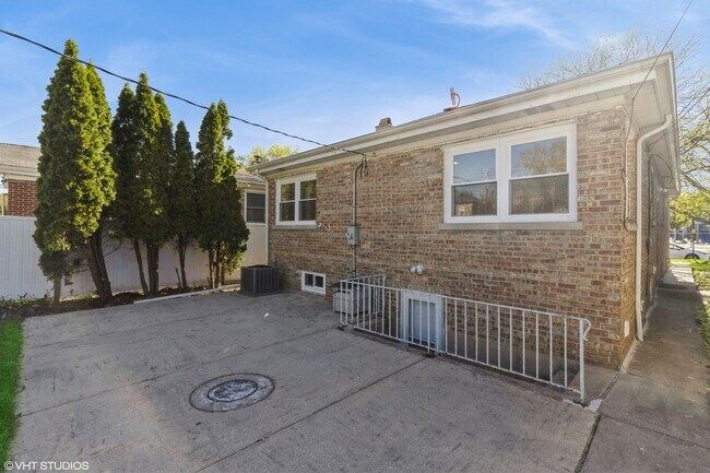 Building Photo - 6251 N Hamlin Ave
