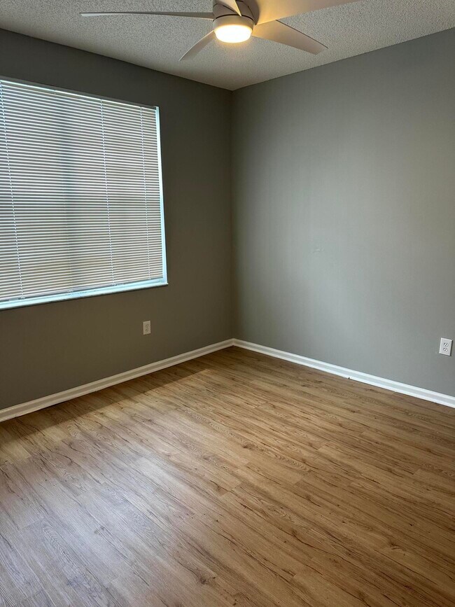 Building Photo - 2080 Greenview Shores Blvd