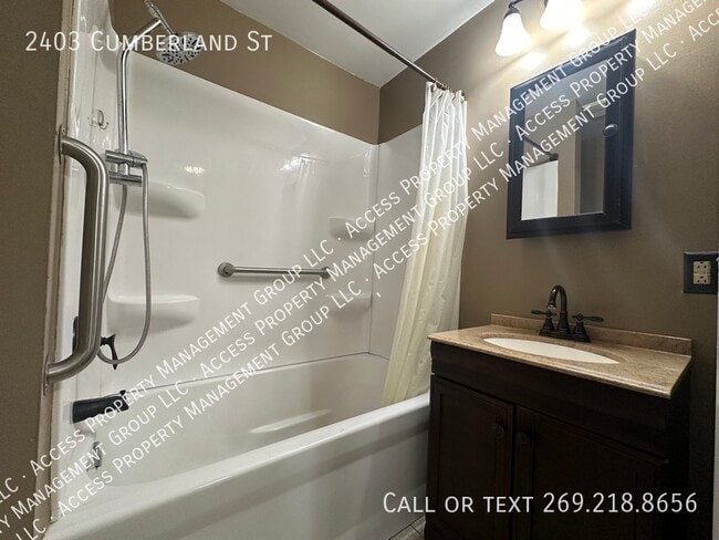 Building Photo - Large Westwood Kalamazoo home for rent!  4...