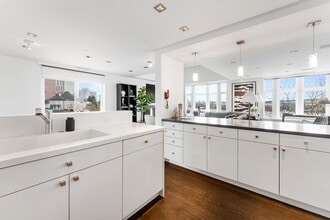 Building Photo - 305 SW Montgomery St