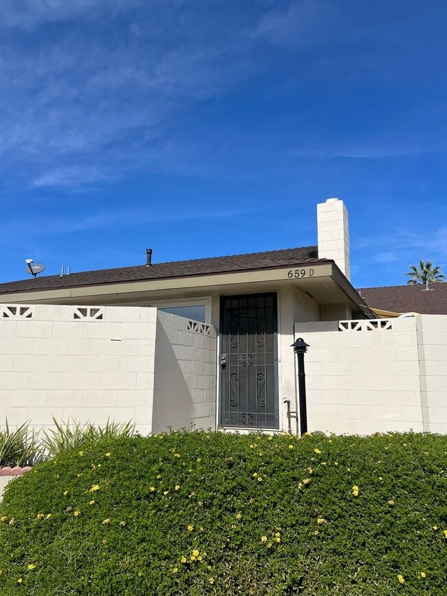 Building Photo - Beautifully Remodeled 2 Bed / 2 Bath Condo in Westarms – Prime Claremont Location!