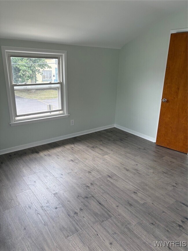 Building Photo - 482 Ridge St