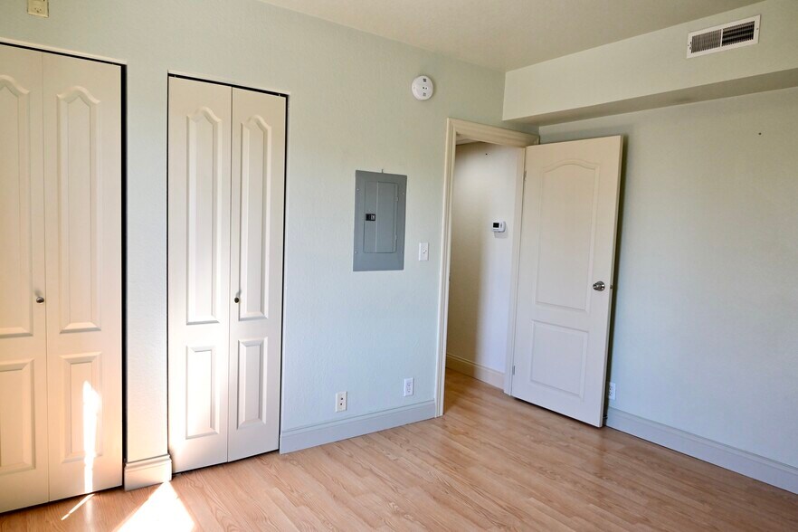 Building Photo - 400 Grandview Ct