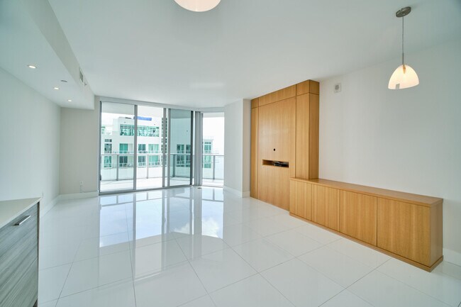 Building Photo - 1300 Brickell Bay Dr